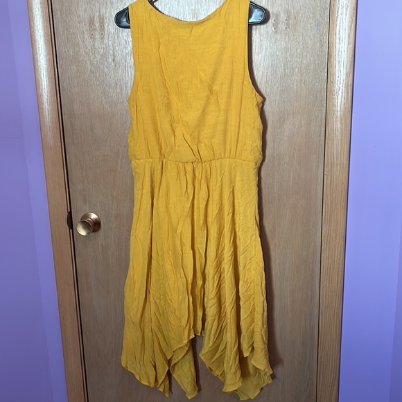 Yellow Dress with high low hem, peephole and tie in front, size L, NWOT - Picture 4 of 4